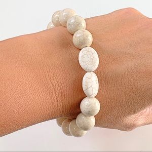 NWT white/cream Howlite Gemstone stretch bracelet